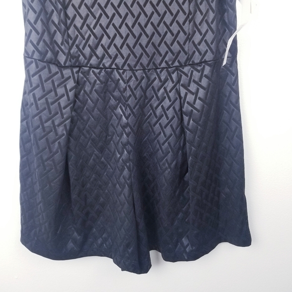 Everleigh Black Sleeveless Romper NWT - Picture 10 of 11